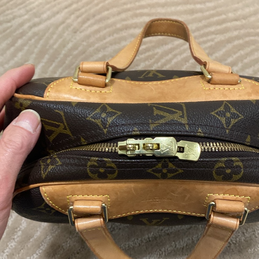 Authentic LV excursion bag - Picture 2 of 9